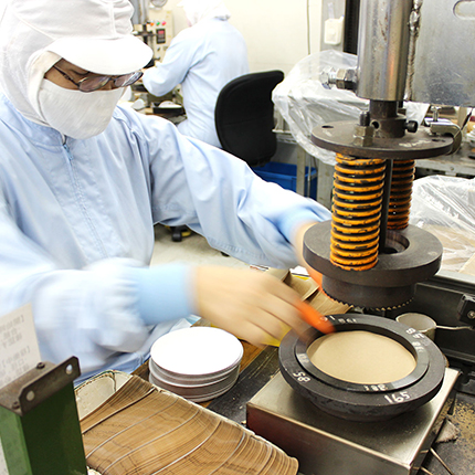 成型機作業風景